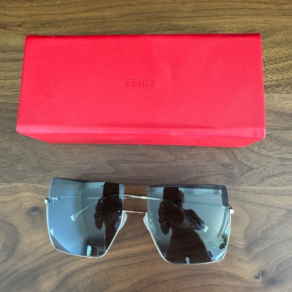 Fendi Square Oversized Sunglasses - Picture 2 of 5